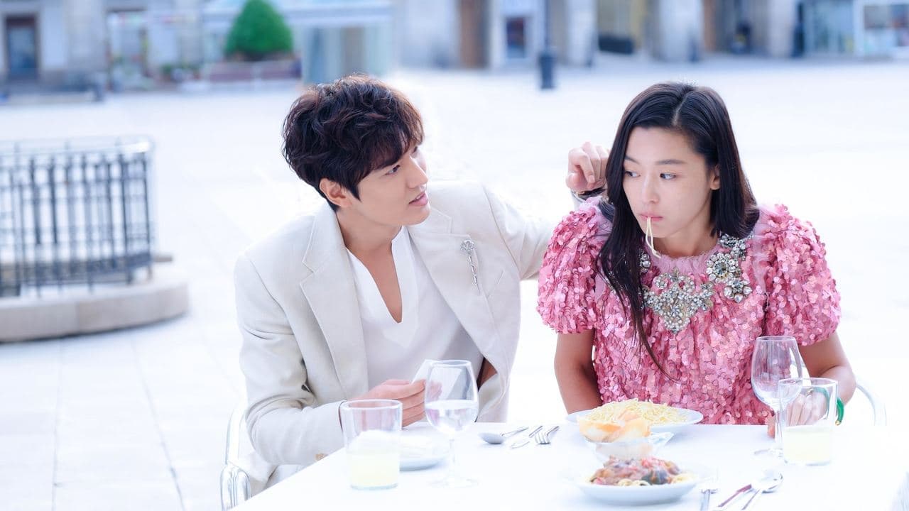 حورية على رصيف المدينة